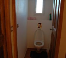 WC suspendu pour les toilettes de l' &eacute;tage.