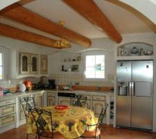Autre vue de la cuisine.

A noter que nous avons fait poser des carreaux proven&ccedil;aux sur toutes les petites  fen&ecirc;tres de la maison ( sauf bien s&ucirc;r les baies vitr&eacute;es) et en plus des volets &eacute;lectriques ( pour le confort) des volets battants ( pour le charme).