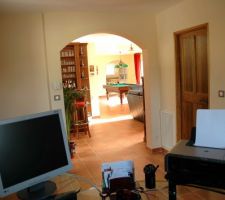 VUE à partir du bureau, la porte à droite de la photo donne sur la suite parentale.

Les portes intérieures sont en fraké, très joli rendu.