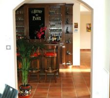 VUE &agrave; partir du bureau, vous pouvez apercevoir notre bar r&eacute;alis&eacute; sur mesure par un &eacute;b&eacute;niste du MANS , site internet: JOVIS.FR

Bon artisan car nous avions d&eacute;j&agrave; ce bar &agrave; Paris, ce dernier nous l'a d&eacute;mont&eacute; et r&eacute;am&eacute;nag&eacute; pour pouvoir le remettre dans notre nouvelle maison, il a &eacute;galement r&eacute;alis&eacute;  le billard ( mixte ) ainsi que le porte queue.   PARFAIT.,