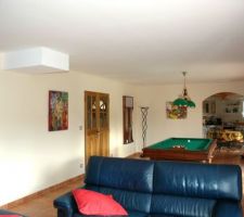 S&eacute;jour avec le billard.

Le salon doit &ecirc;tre chang&eacute; mais pour l' instant, nous n' avons pas trouv&eacute; ce que nous recherchons ( couleur  fauve ,  ch&acirc;taigne mais pas chocolat).

Salon d'angle ? relax ? on y r&eacute;fl&eacute;chit et de toute fa&ccedil;on , ce n' est pas le plus urgent...L' am&eacute;nagement du terrain au printemps prochain risque de nous ammener pas mal de surprises financi&egrave;res.

Pas de chemin&eacute;e en pr&eacute;vision ( salissant) d' autant que la climatisation r&eacute;versible gainable est largement suffisante ( Energy therm &agrave; N&icirc;mes: PARFAIT).
Un moteur ind&eacute;pendant pour le bas et un autre pour le haut.Nous sommes que 2 et nous chauffons le haut qu' en cas de besoin.