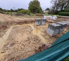 Les premiers parpaings pour le vide-sanitaire ont &eacute;t&eacute; livr&eacute;s