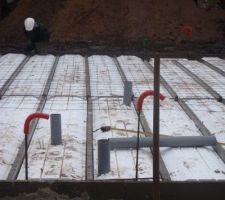 Il ligature les ferrailles