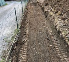 Suppression de la haie et construction d?une murette pour installer des panneaux de grillage rigides