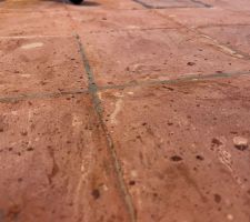 Fin ponçage du reagreage ciment de 3mm avec surfaceuse électrique manuelle disque diamant.