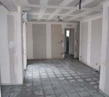 Reste les plinthes et les joints a faire