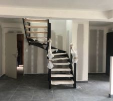 L'escalier , je leur ai demandé de le protéger, pas question qu'on monte avec les chaussures sans être protéger