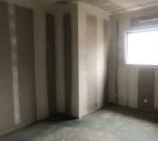 Chambre au sud avec placard