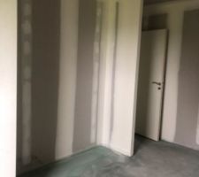 Chambre au nord avec placard