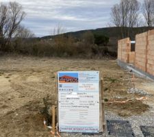 Panneau annonçant le permis de construire y est (avec 2 erreurs)