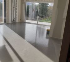 Coulage de la chape sur le système de chauffage au sol.