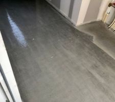 Coulage de la chape sur le système de chauffage au sol.
