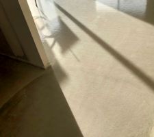 Coulage de la chape sur le système de chauffage au sol.