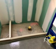 Réservation pour la douche à l'italienne.

Coulage de la chape sur système de chauffage au sol