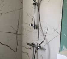 Fixation du mitigeur et de la colonne de douche