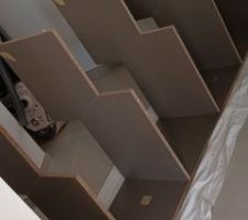 D&eacute;but d'assemblage de la partie dressing d'angle: pas simple avec toutes ces d&eacute;coupes...14/03/23