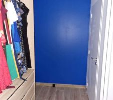 Peinture bleu mur dressing