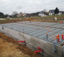 Pose de ferrailles et l'isolant pour la dalle