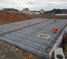 Pose de ferrailles et l'isolant pour la dalle