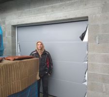 Pose de la porte du 1er garage.