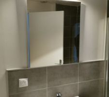 Pose de l'éclairage au dessus du miroir