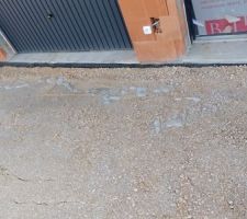 Remise de terre + gravier devant garage