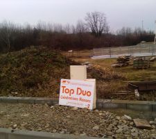 Eh ben,ils se sont pas gen&eacute; pour se faire de la pub sur mon terrain...c'est limite j'ai envie de l'arracher