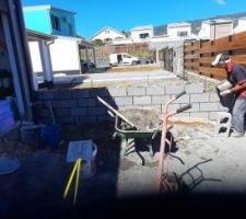 Mur et clôture mitoyen à l'avant de la maison