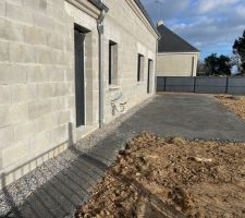 Ça y est le terrassement extérieur est fini, tres belle terrase. Par contre c?est qui va choquer a plus d?un c?est que MP n?arrive pas encore à planifier l?enduit. Il manque que ça de l?extérieur.