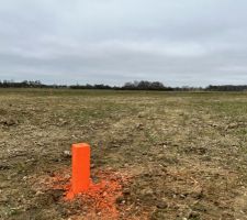 L'implantation de la maison a été faite (piquets rouges). Le chantier va bientôt démarrer!