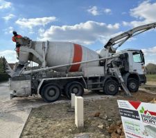 Voici le camion toupie qui amène le béton