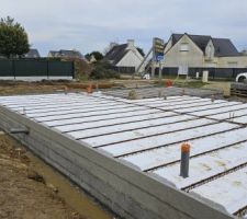 Élévation du vide sanitaire en parpaing semi plein, pose des entrevous en isolant 9cm sous la poutrelle et 19cm dessus sur la partie habitable.