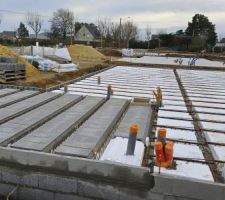 &Eacute;l&eacute;vation du vide sanitaire en parpaing semi plein, pose des entrevous en isolant 9cm sous la poutrelle et 19cm dessus sur la partie habitable.