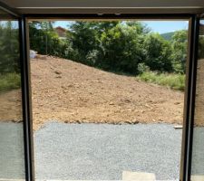 vue de la porte fenetre entre salon et salle a manger