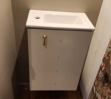 Mise en place du meuble lave main dans les toilettes.