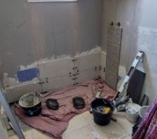 La mosaïque du sol est déjà faite alors il commence les murs