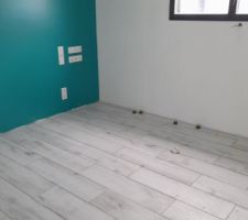 Carrelage chambre verte fini, reste les joints à faire.