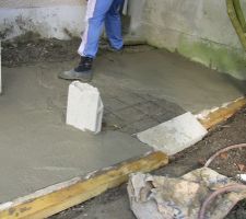 La petite dalle devait avoir dans les 3 m2, avec une pente de 5%.  Toute la préparation  du béton avait été réalisée à la main.