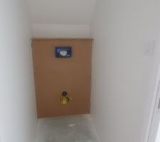 Toilette du haut, on a mit un placage bois pour faire le coffret du bati support , on le peindra ou mettra du carrelage