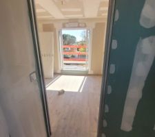 Vue chambre et terrasse depuis salle d eau de la petite