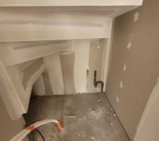 Rangements sous escalier