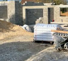 Coffrage des volets roulants termin&eacute;s, arrivage du mat&eacute;riel pour faire la dalle de l'&eacute;tage