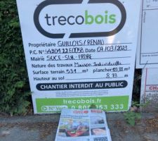 Photo du panneau de permis de construire le 08/04/2023 toujours affiché au niveau de la rue