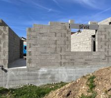 Vu arri&egrave;re : porte de garage et fen&ecirc;tre de garage