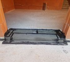 Etanchéité des seuils de baies vitrées à la jonction de la terrasse (sur conseil du chef de chantier, non prévu sur le CCMI car la terrasse n'était pas non plus prévue)