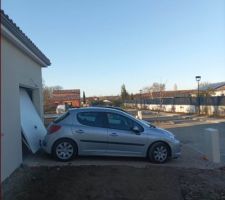 Porte garage débordante, vendu non débordante.