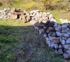 Un gros tas de pierres s'amoncellent
finalement je vais les utiliser les plus moches sous la future terrasse, les autres pour faire un muret autour de la future terrasse