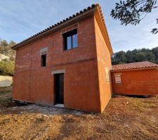 Les menuiseries, vues de l'extérieur... Parce que c'est fini les ballades au calme dans la maison, maintenant...C'est fermé ! :/