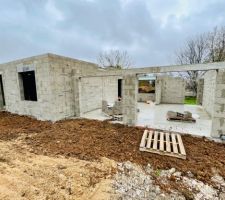 Remblais tout autour de la maison de fait aujourd'hui. Toujours pas la dalle de l'étage....