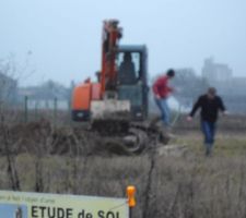 Debut du travail du terrassier!! dommage, flou :(